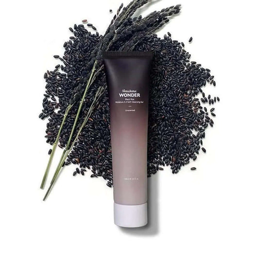 Haruharu Wonder Black Rice Moisture 5.5 Soft Cleansing Gel with black rice and bamboo shoots, promoting hydration and skin barrier defense.